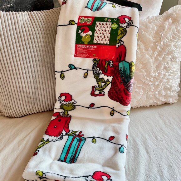 NEW WITH TAGS Christmas Grinch & Christmas Lights White Blanket - Picture 1 of 3